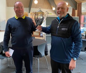 GF 2023 - Mikael Hyldevang overrækkelse af pokal 1