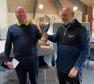 GF 2023 - Mikael Hyldevang overrækkelse af pokal 2